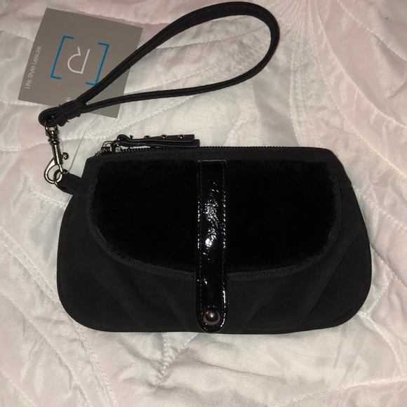 Faux fur wristlet - Picture 1 of 6